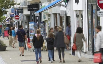 « Le commerce de centre-ville fléchit dans la plupart des secteurs d'activité et affiche une moyenne de trois 3 salariés (2,7 exactement)