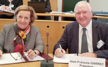 Michèle Kirry, préfète de la région Bretagne et Jean-François Garrec, Présidet de la CCI Bretagne, ont signé ce jour à Morlaix, la Convention d'objectifs et de moyens