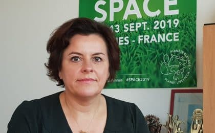 Originaire de Callac dans les Côtes-d’Armor, mère de deux enfants, Anne-Marie Quémener est à la tête du Salon international de l’élevage et des productions animales (Space), 2e salon mondial des professionnels de l’élevage.