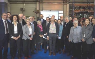 Le 28 novembre dernier à Vendôme, 21 initiatives territoriales dont Bretagne alternance ont été valorisées par le Premier ministre. Sur la photo, Carole Vallérie, en charge du projet pour le réseau consulaire breton est devant le premier ministre (avec une écharpe rose) Le 28 novembre dernier à Vendôme, 21 initiatives territoriales dont Bretagne alternance ont été valorisées par le Premier ministre. Sur la photo, Carole Vallérie, en charge du projet pour le réseau consulaire breton est devant le premier ministre (avec une écharpe rose)