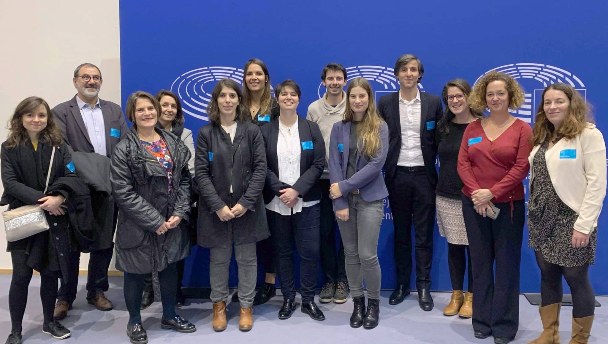 Les 21 et 22 novembre 2019, une quinzaine de responsables réglementation/qualité d’IAA bronnes s'est envolée pour Bruxelles. Parmi eux , Sylvie Meunier d'Eureden (3e depuis gauche) et Adeline Jacob d'EEN Ouest (2e depuis droite)