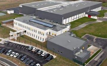 Basé à Bréal-sous-Monfort en Ille-et-Vilaine, le Groupe Solina compte17 sites de production, des centres de R&D et de nombreux bureaux commerciaux à travers le monde. Il emploie 1700 salariés. L’actionnaire majoritaire est la société d’investissement privée et indépendante Ardian.