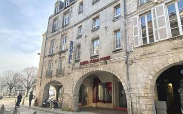 le groupe rennais Vicartem annonce le rachat de l’hôtel Saint-Jean d’Acre, un 3 étoiles de 58 chambres, situé au pied des deux célèbres tours marquant l’entrée du Vieux Port de La Rochelle.