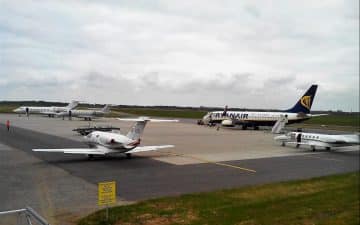 Avec le coronavirus, les avions restent cloués au sol dans la plupart des aéroports bretons.