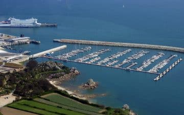 Roscoff peut faire flotter fièrement le pavillon Ports Propres actif en biodiversité au côté du pavillon Ports propres. Roscoff peut faire flotter fièrement le pavillon Ports Propres actif en biodiversité au côté du pavillon Ports propres.