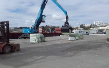 Les Recycleurs Bretons à l'oeuvre sur le port de Brest