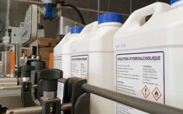 A la demande de la préfecture, Nanovia Capevia a réorganisé sa production pour fabriquer des solutions et gels hydro alcooliques. A la demande de la préfecture, Nanovia Capevia a réorganisé sa production pour fabriquer des solutions et gels hydro alcooliques.