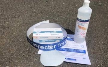 Que contient-il ? Il s’agit des premiers objets indispensables : -          50 masques -          1 litre de gel hydroalcolique -          Des bandes de marquage au sol -          Une affichette pour informer les clients des gestes à respecter -          Une vitrophanie pour prévenir que le magasin met en place les meilleures conditions d’accueil de ses clients   A qui s’adresse-t-il exactement ? Ce kit s’adresse aux restaurants traditionnels qui ont commencé une activité de vente à emporter dans le context