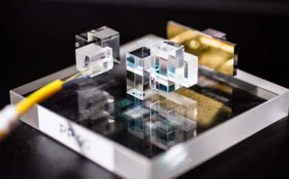 La technologie MPLC développée par Cailabs (Multi-Plane Light Conversion) permet une mise en forme de la lumière laser, par le biais d’une succession de lentilles optiques très complexes, afin d’exploiter pleinement le potentiel des fibres optiques La technologie MPLC développée par Cailabs (Multi-Plane Light Conversion) permet une mise en forme de la lumière laser, par le biais d’une succession de lentilles optiques très complexes, afin d’exploiter pleinement le potentiel des fibres optiques