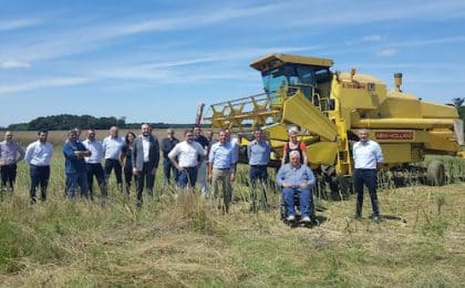 Rencontre entre les différents partenaires Système U, la coopérative Eureden, Paulic Meunerie et la boulangerie Leroux chez Fabrice Sablé, producteur de blé meunier à Guilliers (56) le 7 juillet 2020.