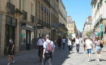 Décalés au 15 juillet, du fait de la crise sanitaire, les soldes d’été 2020 resteront marquées par une baisse de la fréquentation et des consommateurs soucieux et prudents de leurs achats. Décalés au 15 juillet, du fait de la crise sanitaire, les soldes d’été 2020 resteront marquées par une baisse de la fréquentation et des consommateurs soucieux et prudents de leurs achats