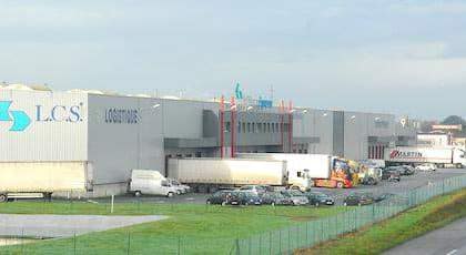 , L.C.S- 32 000 m² de plateforme logistique- dispose de quinze lignes de conditionnement modulables lui permettant de répondre à toutes les problématiques de l’emballage et des flux logistiques. , L.C.S- 32 000 m² de plateforme logistique- dispose de quinze lignes de conditionnement modulables lui permettant de répondre à toutes les problématiques de l’emballage et des flux logistiques.