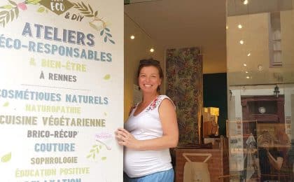 Installée en plein centre de Rennes, Holly Deline propose aux particuliers et aux entreprises, une diversité d’ateliers pour apprendre à fabriquer soi-même ses produits naturels : cosmétiques, savon, lessive etc