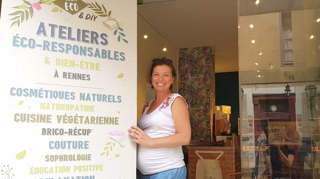 Installée en plein centre de Rennes, Holly Deline propose aux particuliers et aux entreprises, une diversité d’ateliers pour apprendre à fabriquer soi-même ses produits naturels : cosmétiques, savon, lessive etc