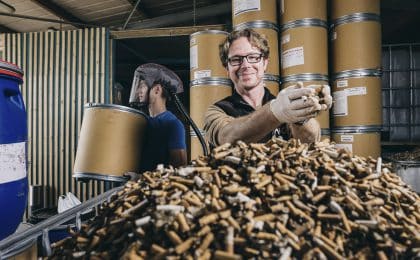 Bastien Lucas, fondateur et gérant de MéGO !, recycle et valorise les mégots de cigarettes.