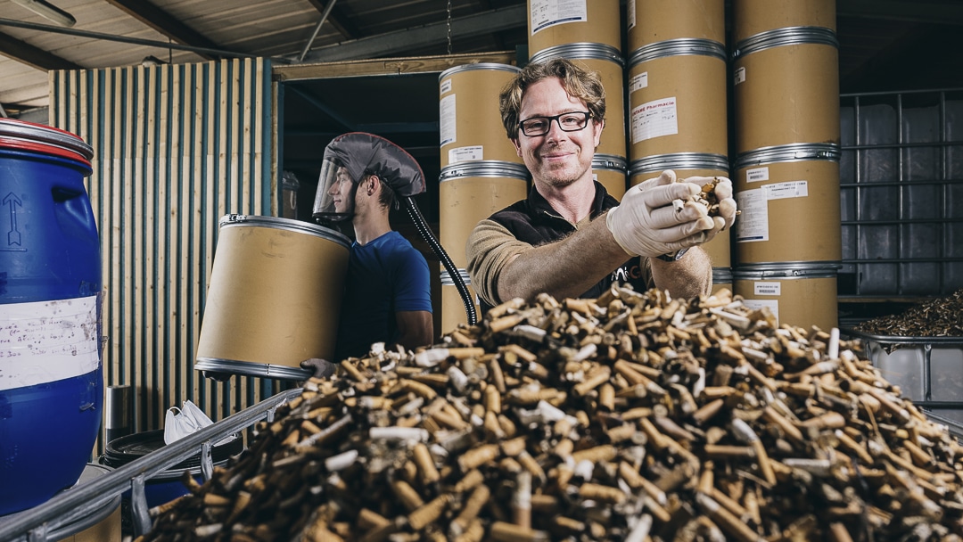 Bastien Lucas, fondateur et gérant de MéGO !, recycle et valorise les mégots de cigarettes.