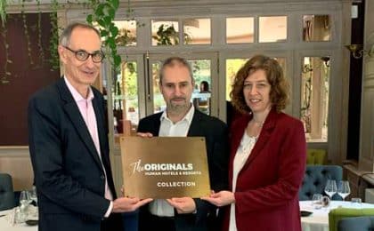 De g à d : Stéphane Barrand, Directeur général The Originals Human Hotel & Resorts, Yoann et Caroline Jego, nouveaux propriétaires de la Maison Tirel-Guérin De g à d : Stéphane Barrand, Directeur général The Originals Human Hotel & Resorts, Yoann et Caroline Jego, nouveaux propriétaires de la Maison Tirel-Guérin