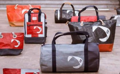 727 Sailbags conçoit et fabrique de la bagagerie, du prêt à porter et des objets de décoration à partir de voiles recyclées, qui ont navigué.