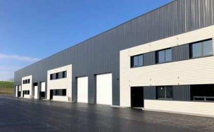 Basé à Plérin (22) le Groupe Bleu Mercure, annonce la livraison d’un bâtiment d’activités de 5 700 m² sur la commune d’Ambarès-et-Lagrave, au Nord-Est de l’agglomération bordelaise