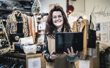 Maeva Beauvais, commerçante au Conquet, a créé un site vitrine pour doper l'offre digitale.