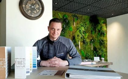 Benoît Lefebvre, dirigeant d'Action Déco à Saint-Malo, va ouvrir mi-avril un premier magasin entièrement dédié à la gamme Naé, une peinture à base de composants renouvelables