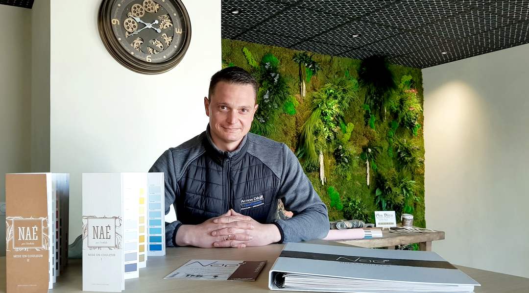 Benoît Lefebvre, dirigeant d'Action Déco à Saint-Malo, va ouvrir mi-avril un premier magasin entièrement dédié à la gamme Naé, une peinture à base de composants renouvelables