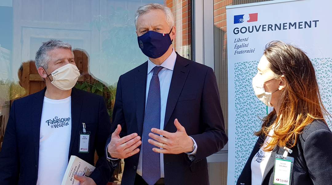 de G à D : Olivier CLanchin, Pdt de Triballat-Noyal , Bruno Le Maire, Ministre de l’Economie et des Finances et Solenn Douard, Directrice Générale