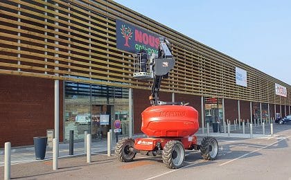 Pose de l'enseigne sur le nouveau magasin Nous Anti-Gaspi, à Fouesnant