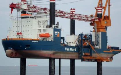 Les travaux de forage des pieux d’ancrage des fondations seront réalisés par la société Van Oord à partir du navire Aelous. Les travaux de forage des pieux d’ancrage des fondations seront réalisés par la société Van Oord à partir du navire Aelous.