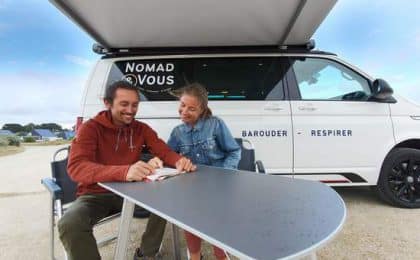 . Dans des vans California T6 Volkswagen 4 places de première main, aménagés et équipés, les voyageurs partent à la découverte des spots du Grand Ouest de la France. . Dans des vans California T6 Volkswagen 4 places de première main, aménagés et équipés, les voyageurs partent à la découverte des spots du Grand Ouest de la France.
