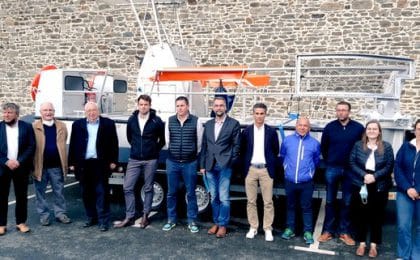 La remise des clés du bateau avait lieu ce jeudi 21 octobre en présence de tous les protagonistes du projet, dont Effinor Sea Cleaner, constructeur basé à Paimpol,