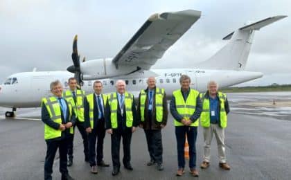Les responsables de l'Aéroport de Quimper Bretagne et de la compagnie Chalair réunis sur le tarmac pour le retour de l'ATR