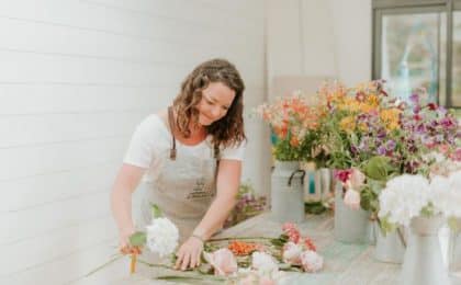 Tiphaine Turluche a créé Les bottes d’Anémone, un commerce de fleurs pas comme les autres. Tiphaine Turluche a créé Les bottes d'Anémone, un commerce de fleurs pas comme les autres.