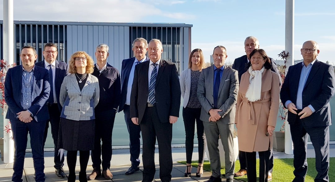 Le bureau de la CCI Bretagne est composé de 12 membres - de gauche à droite  : Jean-Philippe Crocq, Claude Ravalec, Béatrice Lachalarde-Montay, Philippe Rouault, Jean-Claude Balanant, Jean-Pierre Rivery, Sabrina Mandal, Philippe Martineau, Laurent Davalo, Evelyne Lucas, Benoit Cabanis ( Manque sur la photo Jean-Christophe Cagnard)