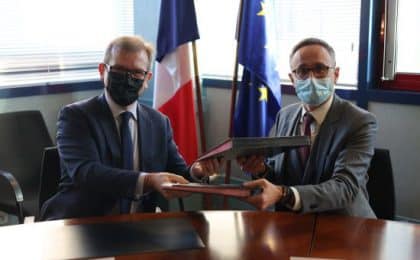 Signature d'un accord-cadre de coopération par le PDG d’Arquus, Emmanuel Levacher, et le directeur de l’ENSTA Bretagne, Bruno Gruselle. 