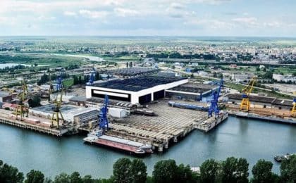 Situé au sein de la zone franche de Giurgiu, sur la rive roumaine du Danube, en face de la Bulgarie, le chantier naval de Giurgiu est plus que centenaire.