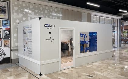 Tumen et Anya à la tête de Komet Story ont installé, ce 24 janvier, une première boutique de mode entièrement automatisée et éphémère dans le centre commercial Grand Quartier à Rennes. Tumen et Anya à la tête de Komet Story ont installé, ce 24 janvier, une première boutique de mode entièrement automatisée et éphémère dans le centre commercial Grand Quartier à Rennes.