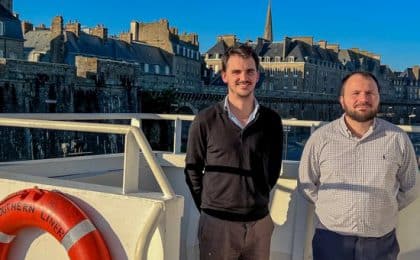 Pierre Vennin et Thibault Eude ont créé Nostos Marine, un nouvel armement maritime pour transporter des marchandises entre Saint-Malo et les îles Anglo-Normandes. Pierre Vennin et Thibault Eude ont créé Nostos Marine, un nouvel armement maritime pour transporter des marchandises entre Saint-Malo et les îles Anglo-Normandes.