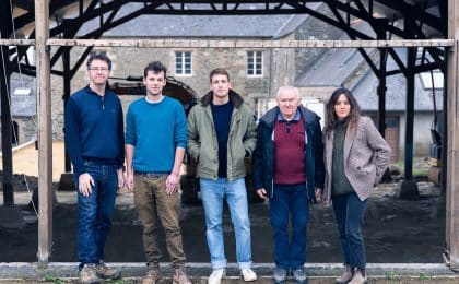 En partant  de la gauche : Raphaël Nicol (2ème), Martin Gestin (3e) et Elena Fichet (à 5e), trois des membres de l’équipe de la Grange Vadrouille