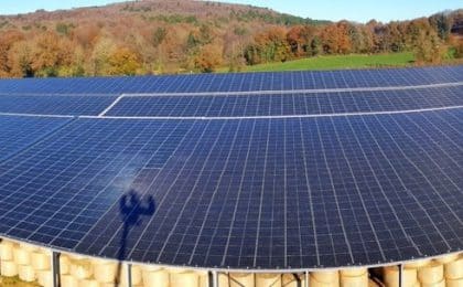 3944 panneaux photovoltaïques composent cette centrale solaire située à Saint-Aignan dans la Morbihan, pour une puissance totale de plus de 1,4 MWc. 3944 panneaux photovoltaïques composent cette centrale solaire située à Saint-Aignan dans la Morbihan, pour une puissance totale de plus de 1,4 MWc.