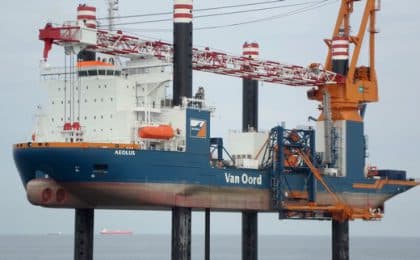 Le navire Aeolus de la société Van Oord en charge de l’installation des pieux et des fondations des éoliennes Le navire Aeolus de la société Van Oord en charge de l’installation des pieux et des fondations des éoliennes
