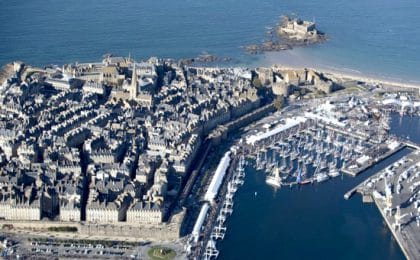 Le 6 novembre prochain , 138 marins s’élanceront depuis Saint-Malo à l’assaut de l’Atlantique Le 6 novembre prochain , 138 marins s'élanceront depuis Saint-Malo à l'assaut de l'Atlantique
