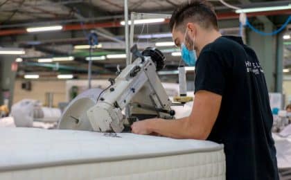 Le site fougerais, le seul du groupe dédié entièrement ou presque (95 %) à l’hôtellerie, emploie près de 90 salariés en CDI et une vingtaine d’intérimaires. Le site fougerais, le seul du groupe dédié entièrement ou presque (95 %) à l’hôtellerie, emploie près de 90 salariés en CDI et une vingtaine d’intérimaires.