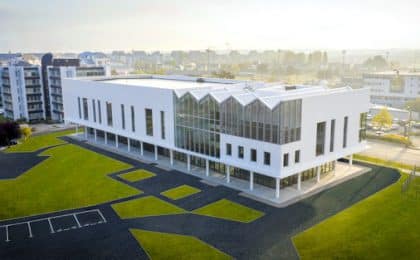 Blanc et lumineux, ce bâtiment de 3 000 m2 est au cœur des installations du Groupe, face au Centre Mondial de l’Innovation, voisin du siège et de l’usine historique du Groupe.