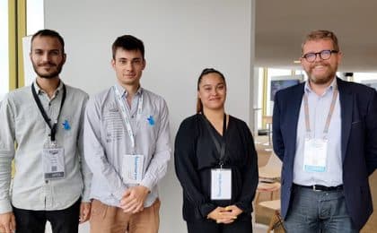 De G à D : Guillaume Vailland et Arnaud Moulin, cofondateurs, Manon Canel, alternante en commerce et Jean-Jacques Gaouyer, directeur projets innovants chez Orange Ouest De G à D : Guillaume Vailland et Arnaud Moulin, cofondateurs, Manon Canel, alternante en commerce et Jean-Jacques Gaouyer, directeur projets innovants chez Orange Ouest