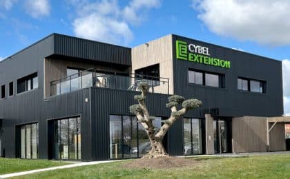 Cybel Extention inaugure ce jour son nouveau siège social à La Chapelledes-Fougeretz (35520). A la clé, une construction de 600 m2 au Nord de Rennes pour accueillir 24 personnes, collaborateurs du siège mais aussi les concessionnaires locaux et leur staff, ainsi que l’équipe de l’agence d’architecture Archibel. Cybel Extention inaugure ce jour son nouveau siège social à La Chapelledes-Fougeretz (35520). A la clé, une construction de 600 m2 au Nord de Rennes pour accueillir 24 personnes, collaborateurs du siège mais aussi les concessionnaires locaux et leur staff, ainsi que l’équipe de l’agence d’architecture Archibel.