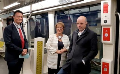 de g à d : Stéphane Bayon du Noyer , directeur de projets chez Siemens Mobility, Nathalie Appéré, Présidente de Rennes Metropole et Matthieu Theurier, vice-président Rennes Métropole en charge des mobilités et Transports