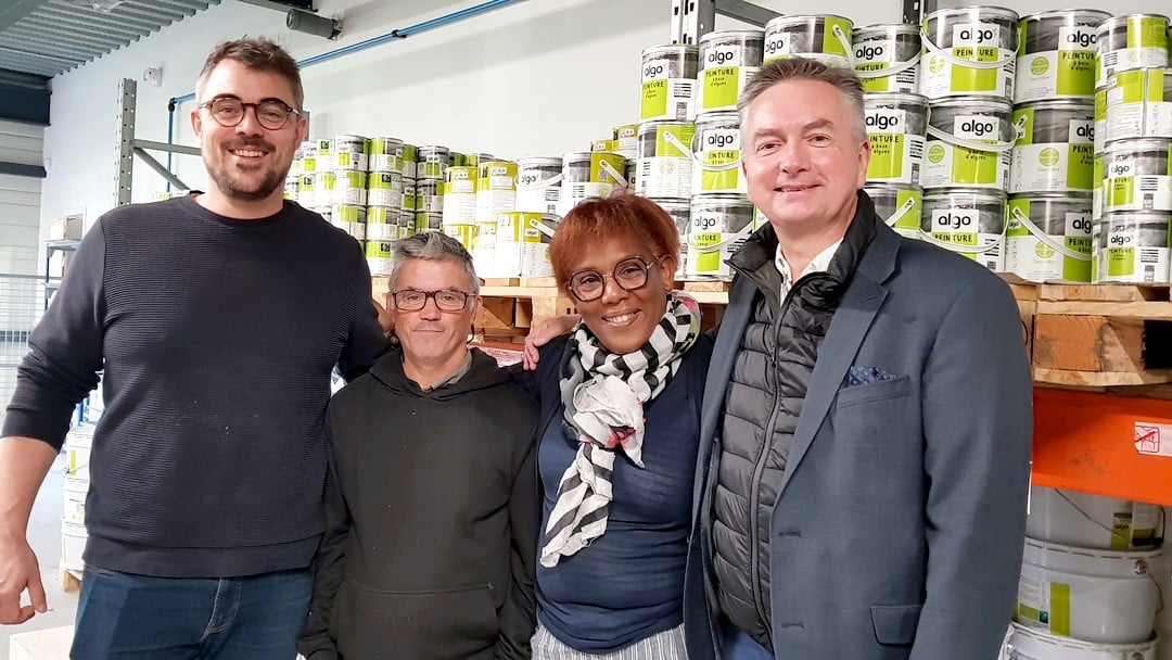 Lionel Bouillon (a droite), président fondateur d'Algo Paint aux côtés de Corine Dracond (responsable de l'Atelier Utopi), Alain Graland, équipier et David Lécuyer, responsable de production Ago Paint