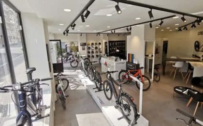 Sous un même toit, Altermove réunit toutes les solutions de mobilités douces : vélos électriques ou pas, scooters, trottinettes, , triporteurs familiaux … Sous un même toit, Altermove réunit toutes les solutions de mobilités douces : vélos électriques ou pas, scooters, trottinettes, , triporteurs familiaux …