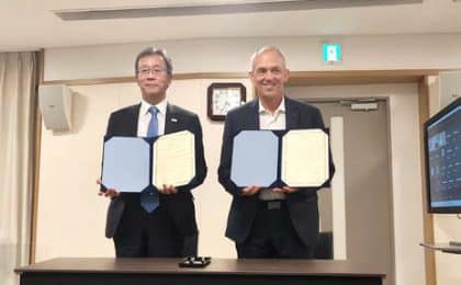 A gauche : présentation de l’IRL Dynacom par Eric Collet (Université de Rennes 1), co-directeur du laboratoire, et Shin'ichi Ohkoshi (Université de Tokyo), directeur du laboratoire A droite : signature du nouvel IRC par Antoine Petit, président-directeur général du CNRS et Teruo Fujii, président de l’Université de Tokyo